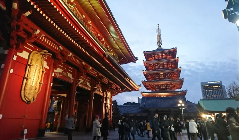 夕暮れの五重塔