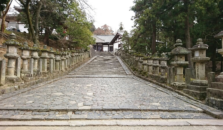 二月堂へ向かう階段。