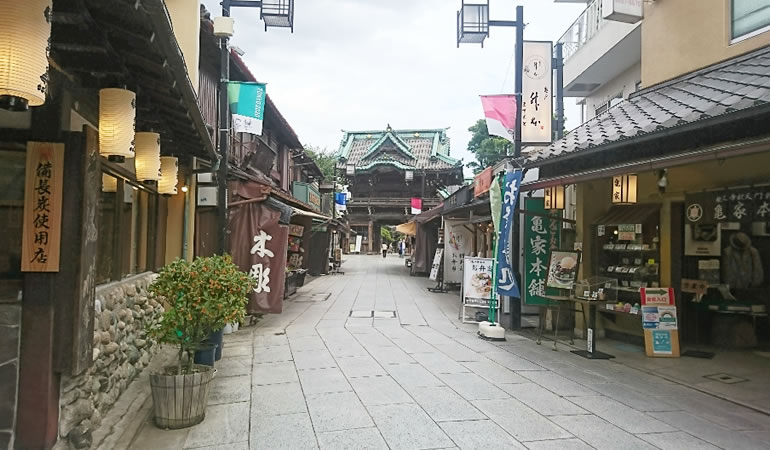 参道から望む帝釈天の門