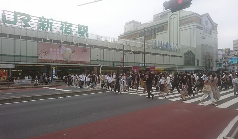 新宿駅南口の横断歩道