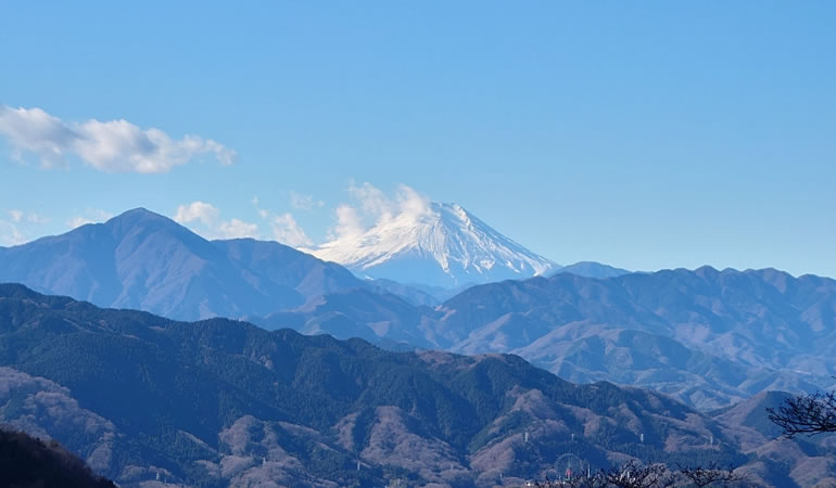 高尾山頂上から望む富士山