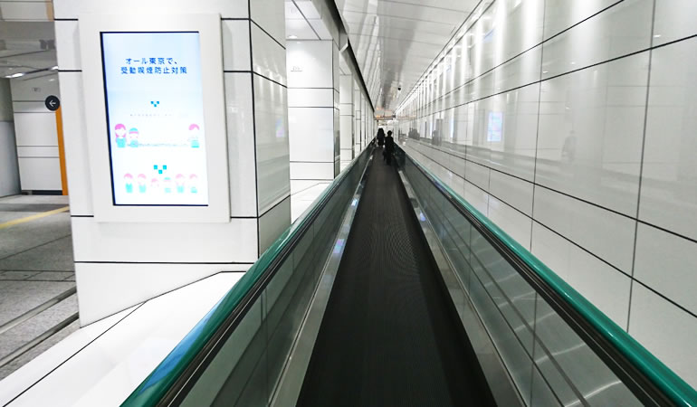 新宿駅西口地下の動く歩道