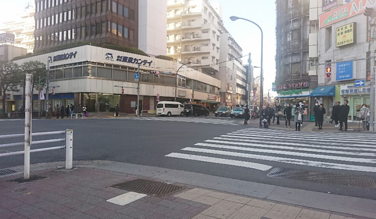 目黒駅近くの交差点