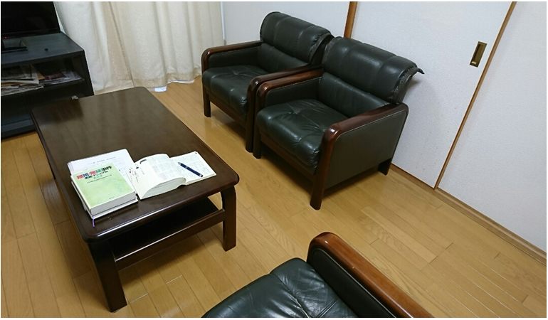 当事務所のご相談スペースです。瓜生行政法務事務所。